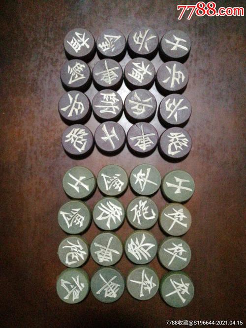 Cổ Minh (thứ hai từ trái qua) cùng những đối tượng liên quan trong vụ án.